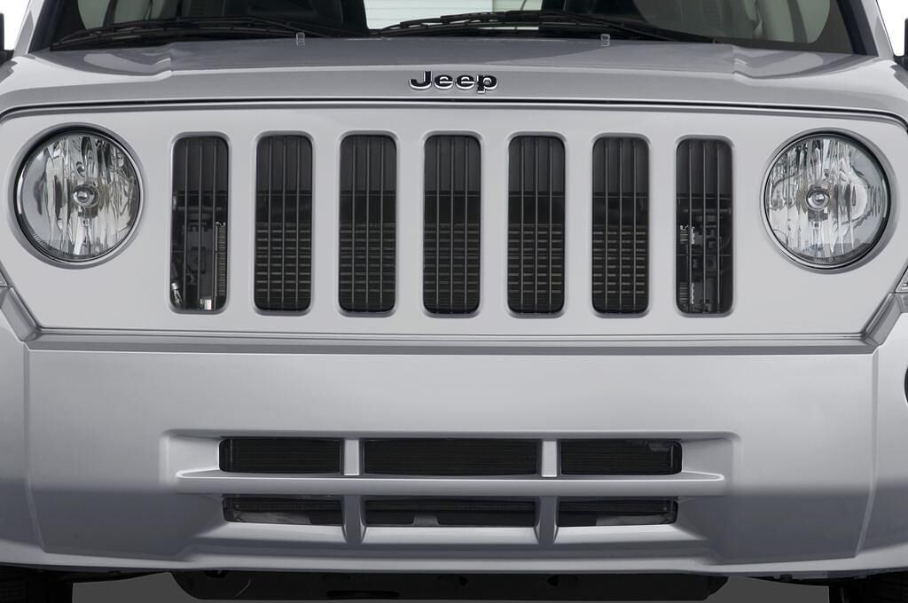 Jeep Patriot (Baujahr 2010) Sport 5 Türen Kühlergrill und Scheinwerfer