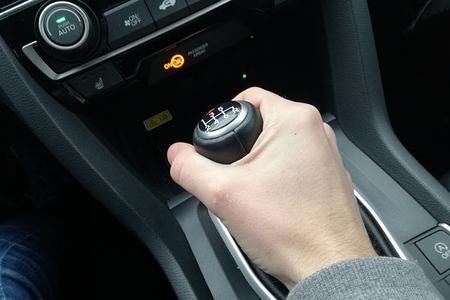 Ratgeber: Handschalter schonend fahren - Unsitten, die teuer werden können