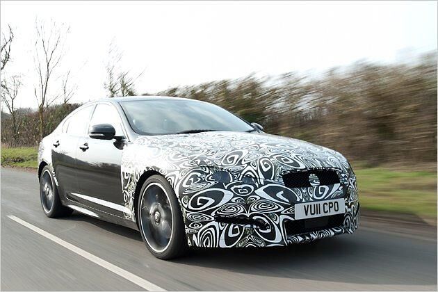 Da der Jaguar XF nicht nur einen neuen Einstiegsdiesel sondern auch ein Facelift bekommt, ist er noch mit Tarnfolie an Front und Heck unterwegs