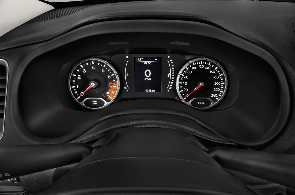 Jeep Renegade (Baujahr 2015) Longitude 5 Türen Tacho und Fahrerinstrumente