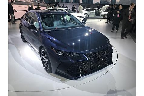 Der Toyota Avalon hat sportliche Formen