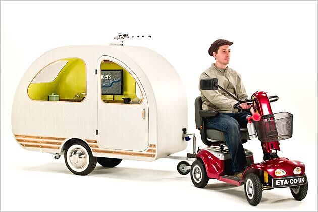 Der Wohnwagen namens "QTvan" wird von einem Elektro-Scooter gezogen