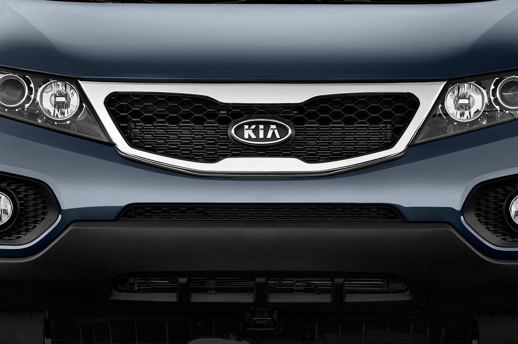 Kia Sorento (Baujahr 2011) Spirit 5 Türen Kühlergrill und Scheinwerfer