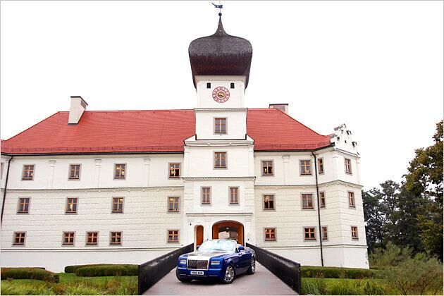 Nicht so teuer wie ein Schloss, aber zumindest wie ein Einfamilienhaus: Mindestens 453.985 Euro verlangt Rolls-Royce für das Phantom Drophead Coupé