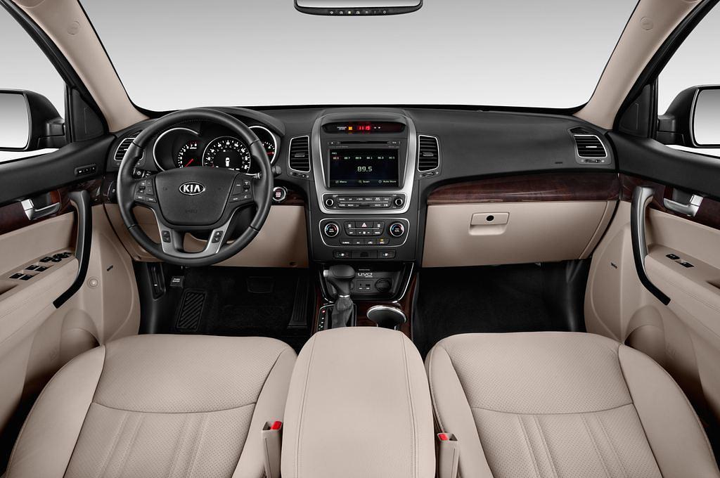 Kia Sorento (Baujahr 2013) Spirit 5 Türen Cockpit und Innenraum
