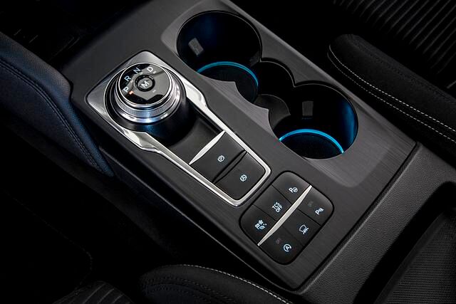 Einzigartig im Segment ist der Wählschalter für die Automatik. Der übliche Hebel hat ausgedient. Wie bei Jaguar übernimmt diese Funktion ein Drehsteller