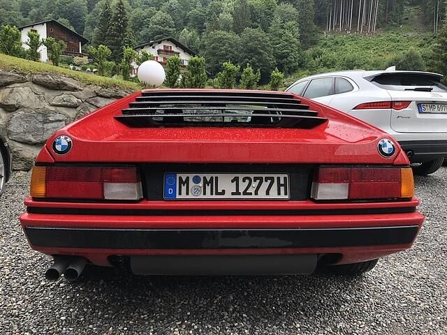 BMW M1 - doppeltes BMW-Logo am Heck