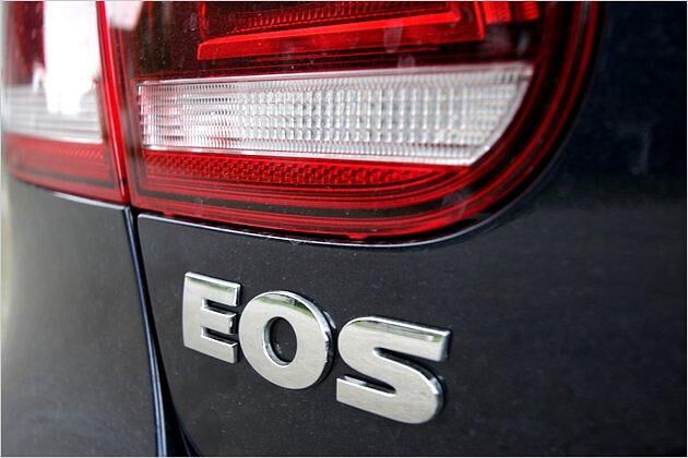 Der "Eos"-Schriftzug am Heck des Wolfsburgers