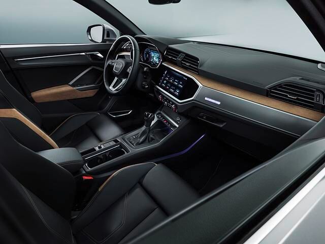 Bedienelemente der Mittelkonsole sind im neuen Audi Q3 dem Fahrer zugeneigt
