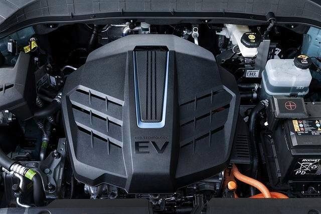 Der Motorraum des Kona Electric wirkt auf den ersten Blick wie bei einem Verbrenner