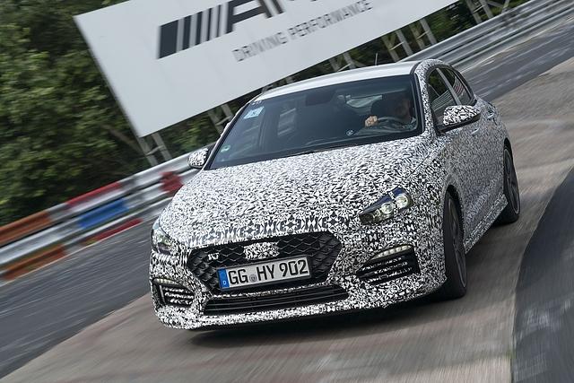 Der Hyundai i30 N Fastback Prototyp wird auf der Nordschleife erprobt