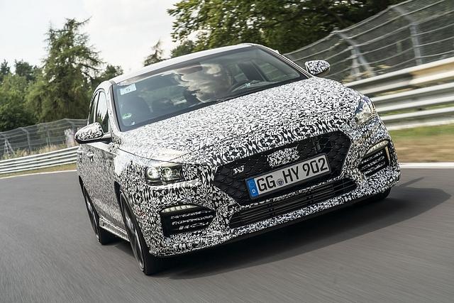 Der Hyundai i30 N Fastback Prototyp lenkt agil ein