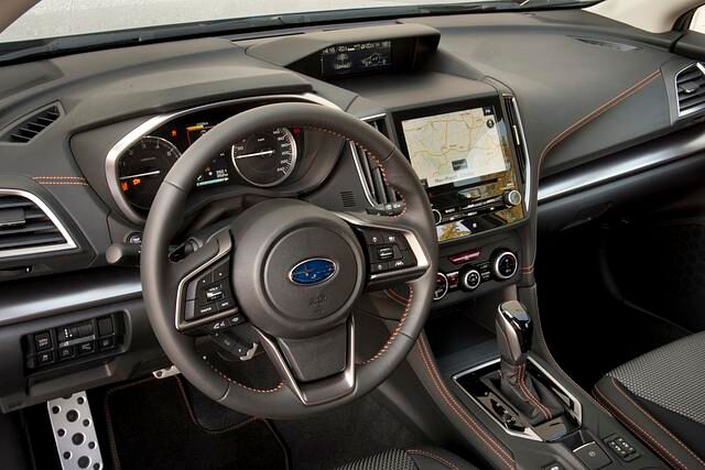 Im recht aufgeräumt wirkenden Cockpit bietet der Subaru XV drei Farbdisplays