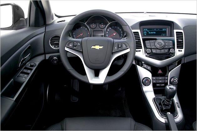 Cockpit: Die Metallic-Details sind uns zu wenig dezent eingesetzt, aber das ist Geschmackssache