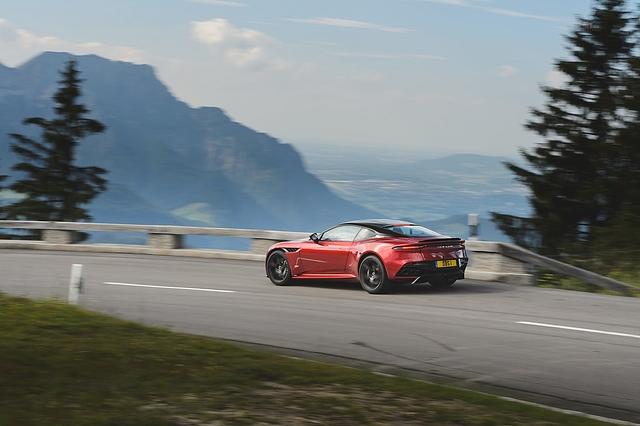 Aston Martin DBS Superleggera - unterwegs in den Bergen