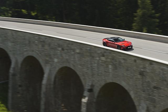 Aston Martin DBS Superleggera - der Normverbrauch liegt bei knapp über 12 Litern