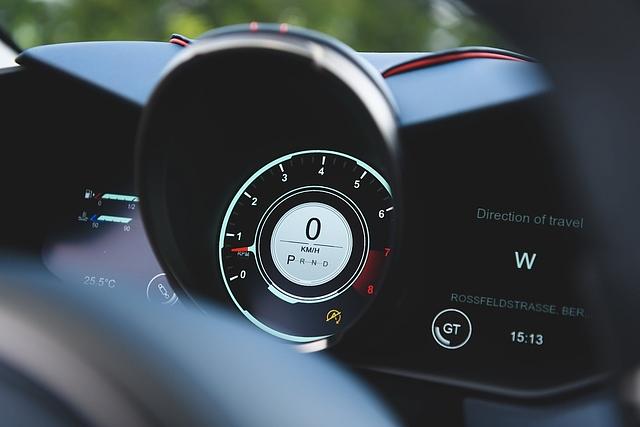 Aston Martin DBS Superleggera - mäßige Instrumentierung