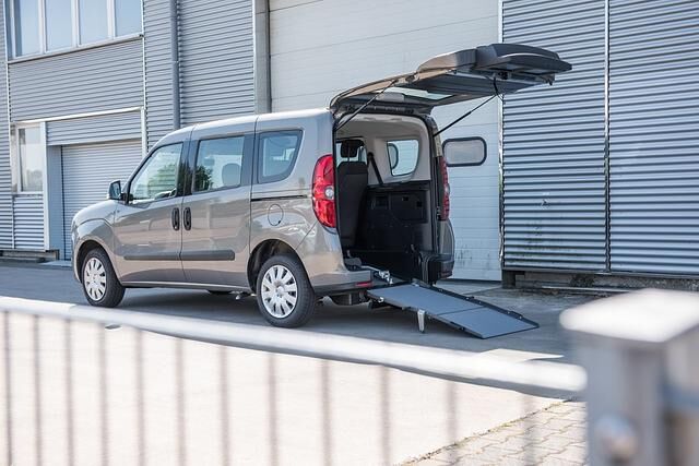 Aangefangen bei Handgashebeln für Menschen mit bewegungseingeschränkten Beinen bis hin zu kompletten Lift- und Rampensystemen für die Autofahrt im Rollstuhl.