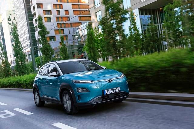 Noch kerniger geht es naturgemäß im 204-PS-Kona zu. Der presst seine Passagiere bei durchgetretenem Fahrpedal schon merklich in die Sitze 