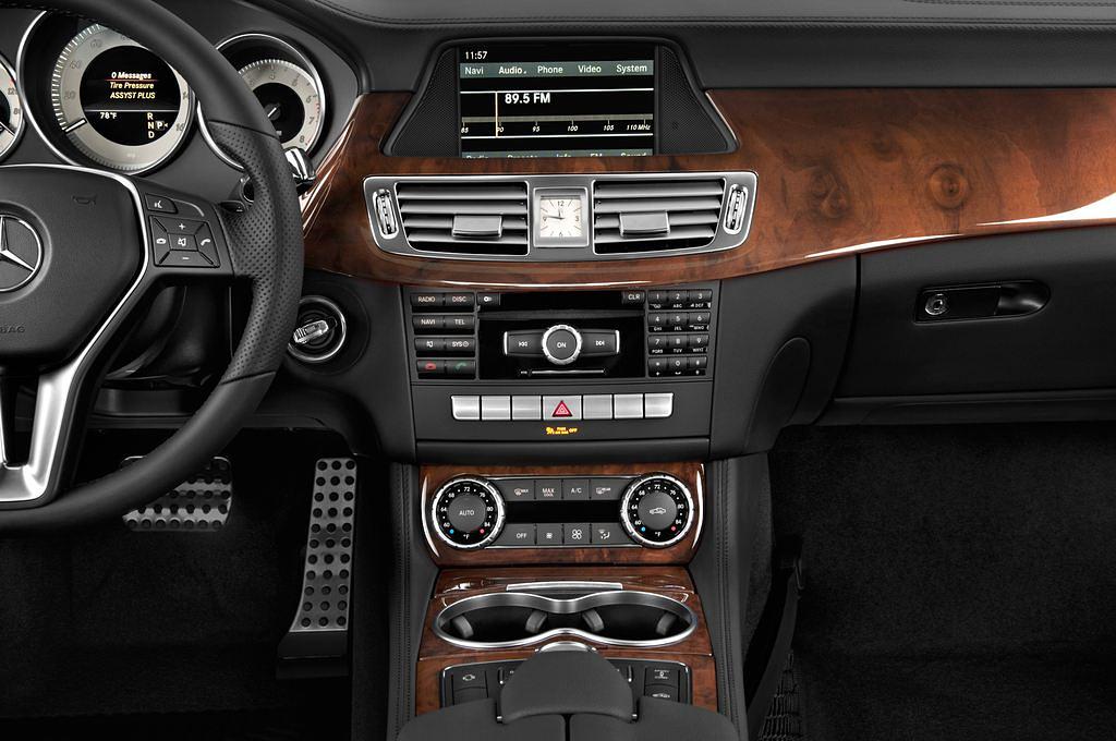 Mercedes CLS (Baujahr 2011) 500 4 Türen Mittelkonsole