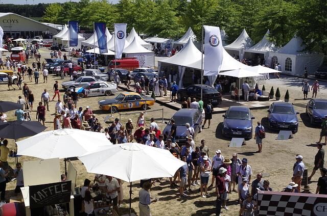 Wer am ersten August-Wochenende an den Niederrhein nach Jüchen bei Mönchengladbach gereist ist, hatte meist nur eines im Sinn: Autos