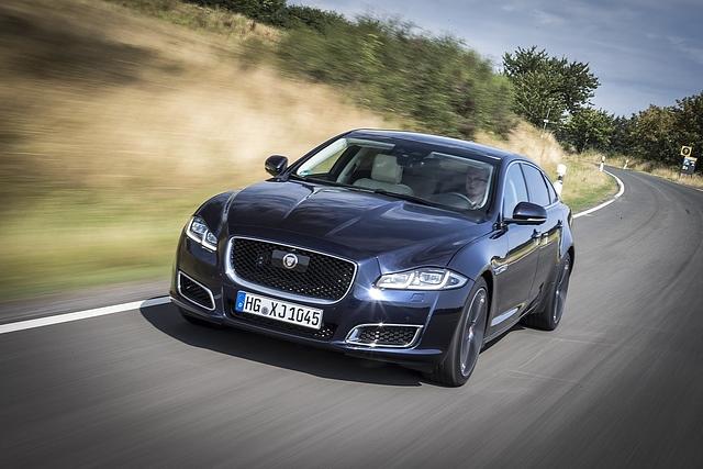 Der Jaguar XJ50 ist gut ausgestattet