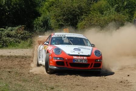 Mit einem Porsche 911 durchs Feld.