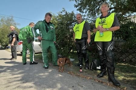 Porsche-Maskottchen Nino sucht den Schatten.