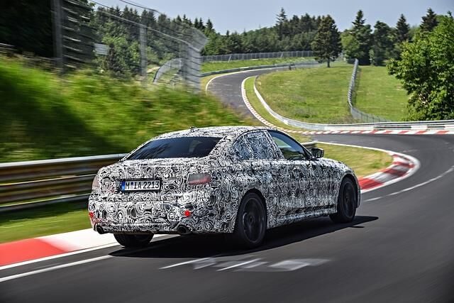 Es ist fast, als säße man in einem Vierer, so schneidig kurvt der Erlkönig durch die Eifel, folgt unmittelbar jeder Lenkbewegung