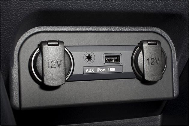 Ein MP3-fähiges CD-Radio mit Aux- und USB-Anschluss ist Serie beim Rio