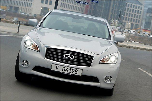 Entschlossener Blick beim Infiniti M35h