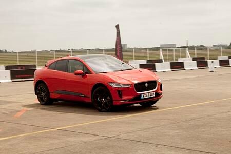 Erste Fahrt im neuen vollelektrischen Jaguar I-Pace - Surrende Katze