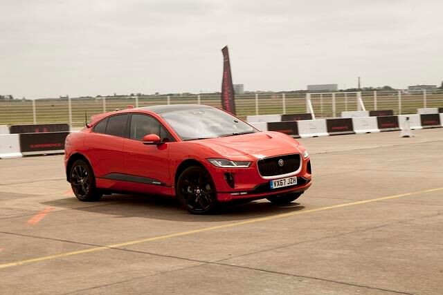 Erste Fahrt im neuen vollelektrischen Jaguar I-Pace - Surrende Katze