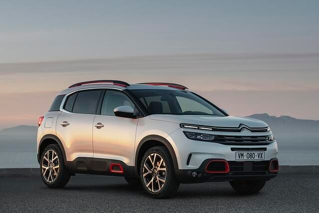 Von vorne gesehen bekennt sich das neue Flaggschiff der Marke zum Familiengesicht, das schon der kleinere C3 Aircross  oder auch der C4 Cactus vor sich herträgt