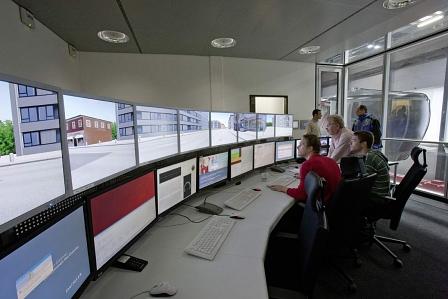 Der Fahrsimulator ist ein Erprobungsraum auf sechs beweglichen Stelzen.