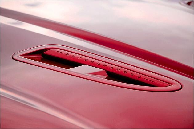 "Supercharged": In der Motorhaube des XKR-S Cabrios sitzen die Löcher für die Kompressor-Beatmung