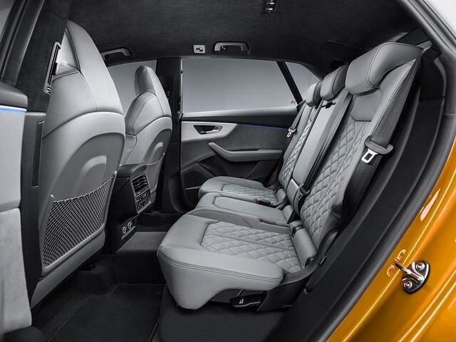 Damit es sich trotz des schnittigen Hecks auch problemlos im Fond reisen lässt, fällt das Dach, anders als bei den Konkurrenten BMW X6 oder Mercedes GLE Coupé, erst hinter den Köpfen der Passagiere ab
