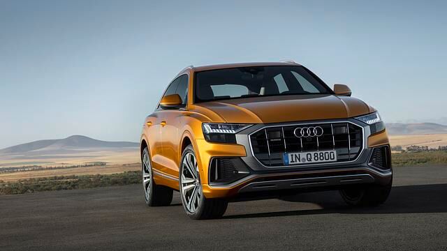 Mit dem Q8 führt Audi das neue SUV-Gesicht ein, das sich mit einem acht- statt sechseckigen Single-Frame-Kühlergrill mit vertikalen Streben und einer zusätzlichen Kunststoffmaske drumherum von den...
