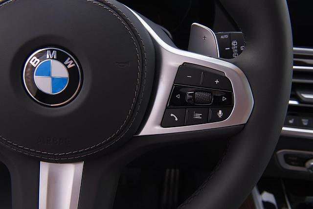 Das Lenkrad des BMW X5 sind auch in anderen Modellreihen der Bayern zu finden