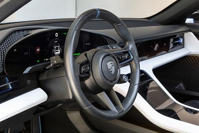 Schalter und Knöpfe sind im Porsche Mission E Cross Turismo Mangelware