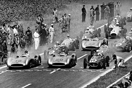 Fangio im Silverpfeil mit der Startnummer 18 beim Grand Prix von Frankreich.