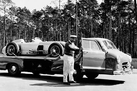 Mit dem Rennwagentransporter "Das blaue Wunder" werden die Autos von Kling, Fangio und den anderen Mercedes-Piloten zu den Grand-Prix-Pisten gebracht.