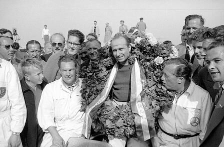 Fangio im Silverpfeil mit der Startnummer 18 beim Grand Prix von Frankreich.