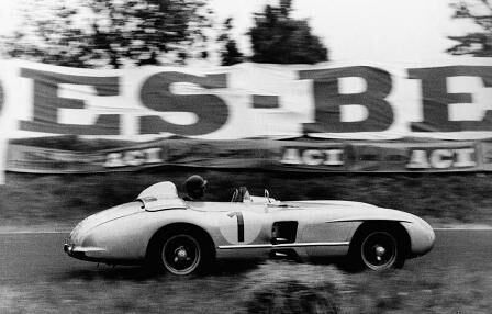 Die 50er sind Fangios große Zeit. Von den 51 Grand Prix-Rennen seiner Karriere gewinnt er 24 – aufs Siegertreppchen schafft er es insgesamt 35 Mal.