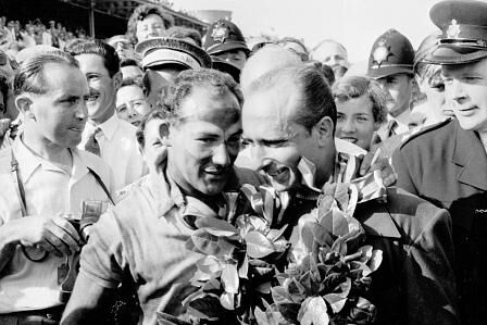 Fangio (lrechts) und sein Kollege im Mercedes-Team - der Brite Stirling Moss
