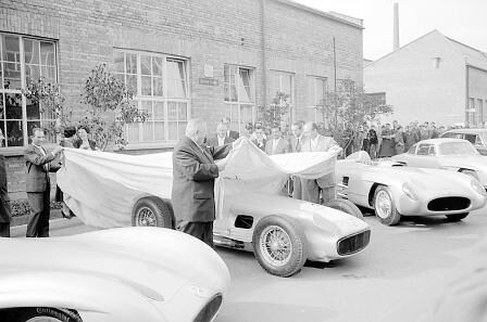 Ende der Rennsaison 1955 -  Fangio, Teamkollege Moss und Rennleiter Neubauer decken die erfolgreichen Silberpfeile ab.