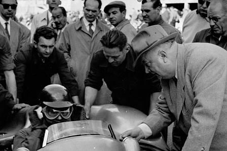 1945 nimmt Mercedes das argentinische Ausnahmetalent unter Vertrag. Vor dem ersten Start für die Stuttgarter gibt’s noch letzte Anweisungen von Mercedes-Rennleiter Neubauer.