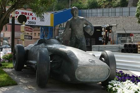 In der Nähe der traditionellen Rennstrecke von Monaco erinnert ein Denkmal an den 1995 verstorbenen fünffachen Formel 1-Weltmeister.
