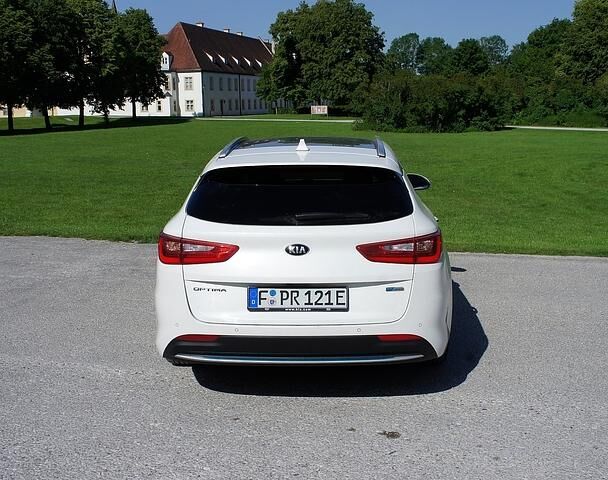 Durch den Einbauort der Batterie ist die Ladekante hoch