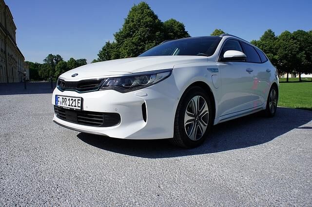 Die Tigernase steht auch dem Kia Optima PHEV Sportwagon